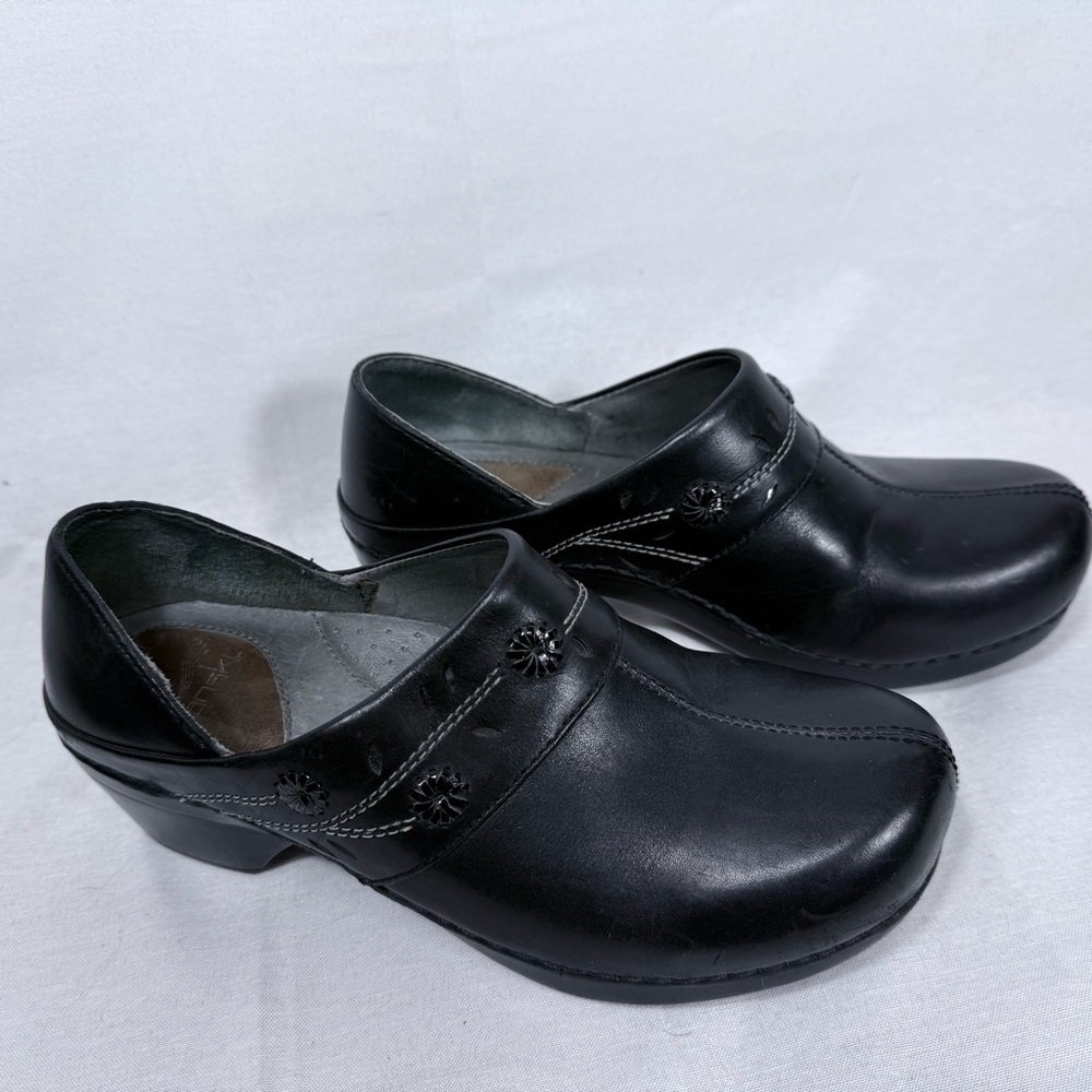 Dansko Womens Black Summer Floral Cutout Clogs Size 38 Comfortable Walking Nurse